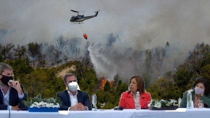 En pleno incendio Carreras transformó el aniversario de El Bolsón en un acto de campaña