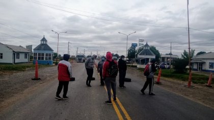 Desocupados de Neuquén cortan ruta 22 y acceso a destilería de YPF en Plaza Huincul