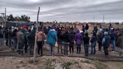 Familias de una toma en Centenario denuncian que se les quiere cortar la luz