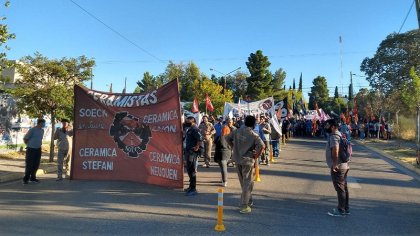 Movilización unitaria de sectores en lucha en Legislatura de Neuquén - YouTube