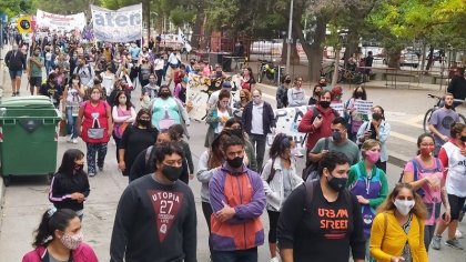 Importante movilización de trabajadores de la educación de Neuquén 