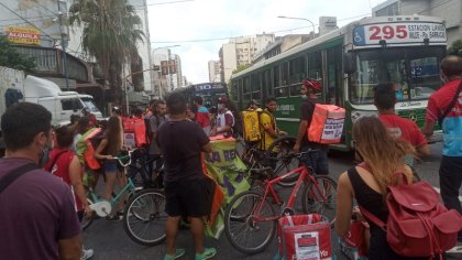 Repartidores cortaron el Puente Pueyrredón en el marco de un paro nacional - YouTube