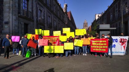 Maestros de Morelos en Palacio Nacional, exigen pago de adeudos y basificación