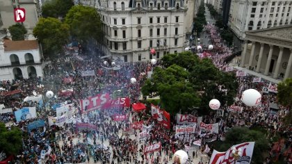 DRON Miles movilizaron a Plaza de Mayo a 45 años del golpe genocida - YouTube