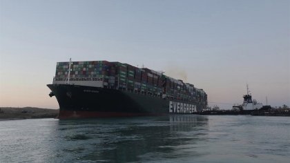 Reanudan la navegación en el canal de Suez tras liberar barco encallado