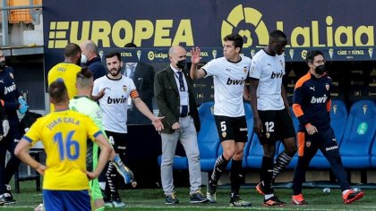 La doble vara de medir de LaLiga: con actos racistas el balón siguió rodando