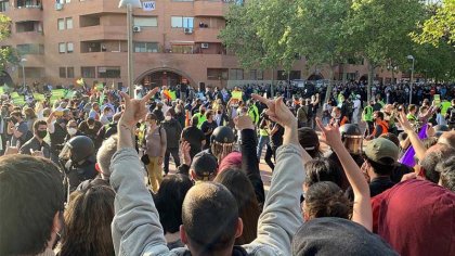 Fracasa el acto de VOX en Vallecas y la policía carga contra manifestantes antifascistas y periodistas