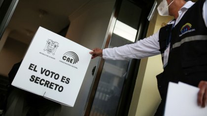 Encuestas a boca de urna dan un empate técnico en la elección presidencial en Ecuador 