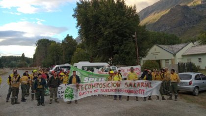 Luego de los incendios el gobierno les baja el sueldo a los brigadistas