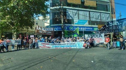 Morón: Paro y asamblea en la Clínica Constituyentes. Los trabajadores recibieron donaciones - YouTube