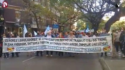 Movilización de trabajadores de Luz y Fuerza a la Legislatura de Córdoba - YouTube