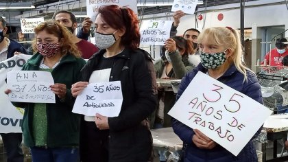 Trabajadores ocupan pacíficamente la Textil Naiberger en defensa de sus puestos de trabajo - YouTube