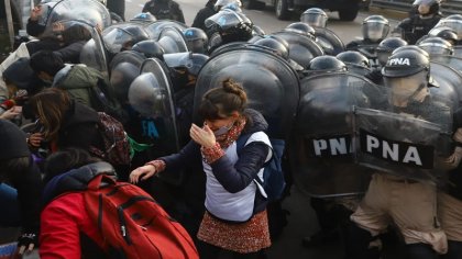 La policía de Alberto Fernández reprime a docentes y trabajadores en lucha 