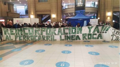 Ferroviarios despedidos se concentran en el hall de Constitución para movilizar hacia el Ministerio de desarrollo social