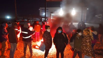 Vecinos de la toma Casimiro Gómez cortan autovía en reclamo de luz - YouTube