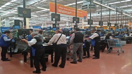 Adultos mayores exigen a Walmart que les regrese su trabajo