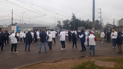 Trabajadores de la Salteña continúan de paro y concentran en los portones de la planta 