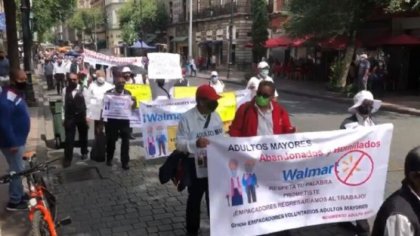 Adultos mayores se movilizan: piden recuperar su empleo en las tiendas Walmart