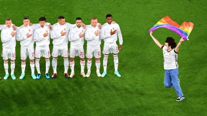 ¿Qué hace una bandera del orgullo irrumpiendo en la Eurocopa?