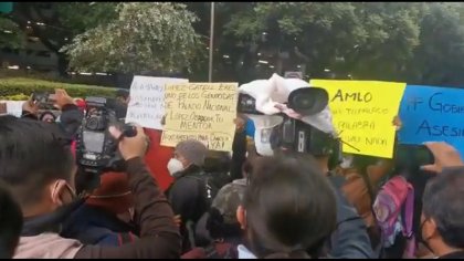 Padres y madres de niños con cáncer bloquearon el Aeropuerto de la CDMX 