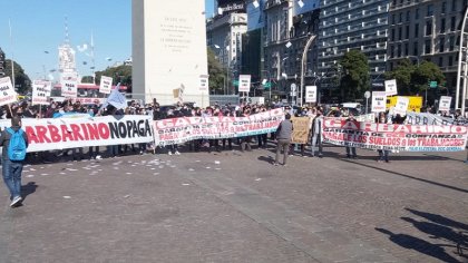 Ceferina, trabajadora autoconvocada de Garbarino en movilización a Plaza de Mayo - YouTube