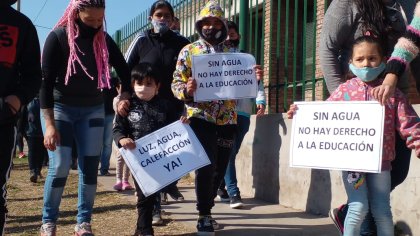 Abrazo solidario en escuela de Rosario en reclamo de condiciones dignas