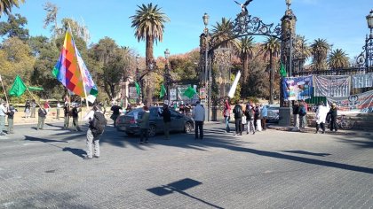 Guardaparques de la provincia se manifestaron reclamando por mejoras salariales - YouTube