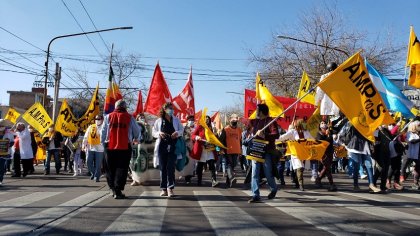 Masiva movilización de estatales contra el decretazo de Suarez