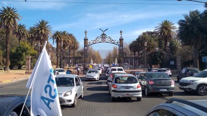 Masivo caravanazo de estatales contra del decretazo de Suarez