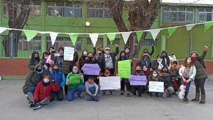 Bajo Flores: primer asamblea presencial de trabajadores, familias y estudiantes contra el ajuste