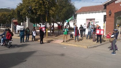 Abrazo abierto al Hospital Regional de Villa Dolores como parte de la jornada provincial de lucha