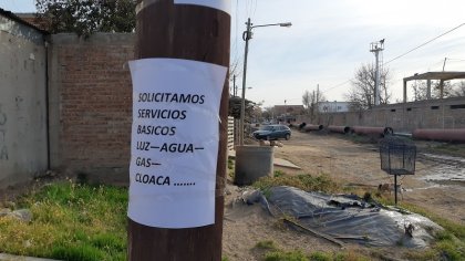 Familias de la toma Limay en Neuquén reclaman por servicios y le mandan la policía