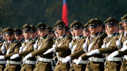 Postulaciones a Carabineros caen 86% y el Gobierno busca darle mayores incentivos a esta institución asesina y criminal