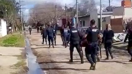 [Videos] Rompiendo todo: así entraba la Policía de Kicillof y Berni a un barrio de Berisso