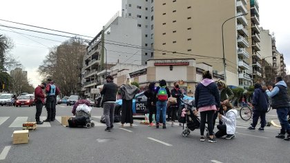 Corte de calle de los manteros de Parque Centenario: “Queremos que nos dejen trabajar”