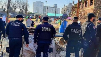 Intentan desalojar a familias que reclaman vivienda en el Barrio 21-24 de Barracas