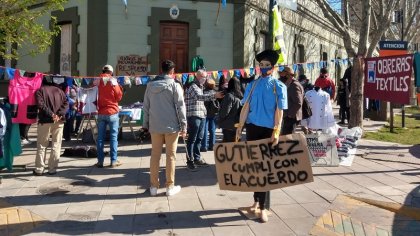 Obreras textiles denuncian que el Gobierno de Neuquén no cumple acuerdo - YouTube