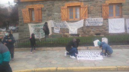 Familias sin techo de Bariloche movilizaron denunciando violencia policial