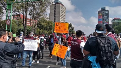 Granaderos cortan paso a marcha de estudiantes del IPN contra reforma a Ley Orgánica