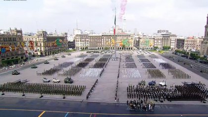 En el desfile militar, López Obrador llama a la reconciliación Cuba-Estados Unidos