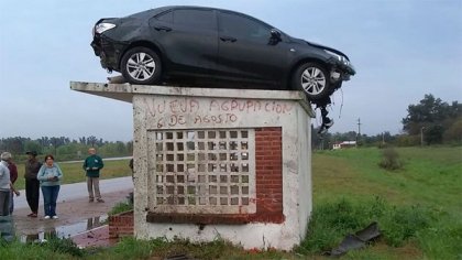 ¿Auto volador? Tras un accidente, un Toyota Corolla terminó en el techo de una garita