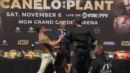 Piñas sin guantes: Canelo Álvarez y Caleb Plant no esperaron a la pelea del 6 de noviembre