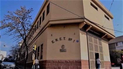 Estudiantes de la "ENET 1" de Jujuy se movilizaron por mejoras edilicias para poder estudiar