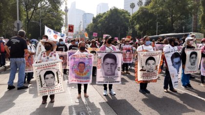 A siete años de la desaparición de los 43, miles marchan exigiendo justicia