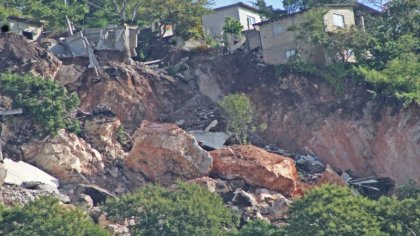 Detonaciones de mina provocan derrumbe de cerro en Jiutepec y 40 familias se quedan sin casa