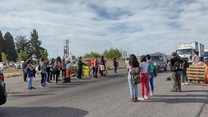 Trelew: Trabajadores de salud y docentes cortan la ruta 3