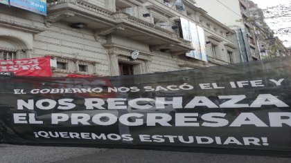 Finales presenciales: estudiantes del CBC se movilizaron al rectorado de la UBA