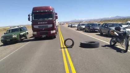 Trabajadores de Vialidad Provincial cortan la ruta 22 en Zapala