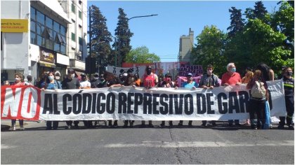 Movilización en La Plata contra el código represivo de Garro - YouTube