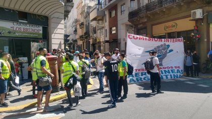 Tercerizados de Aerolíneas Argentinas se movilizaron por paritarias y democracia sindical